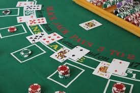 Tampilan tangan kartu Ceme dengan kombinasi nilai dan posisi pemain di meja